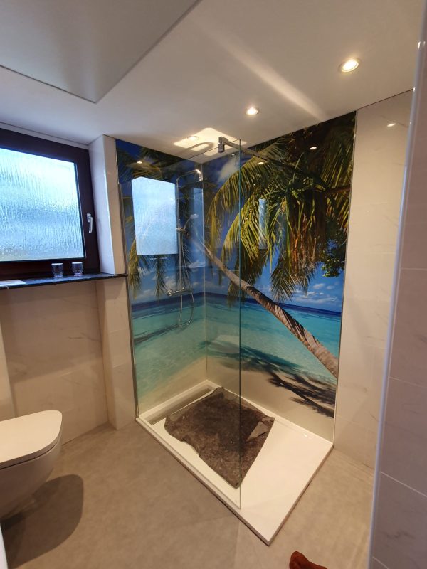 Dusche mit Palmen und Strand