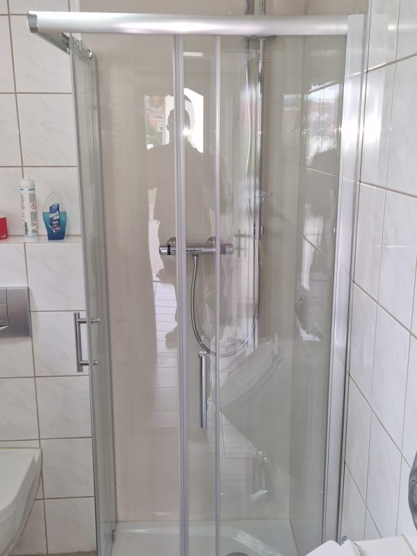 Nach Montage der Duschkabine